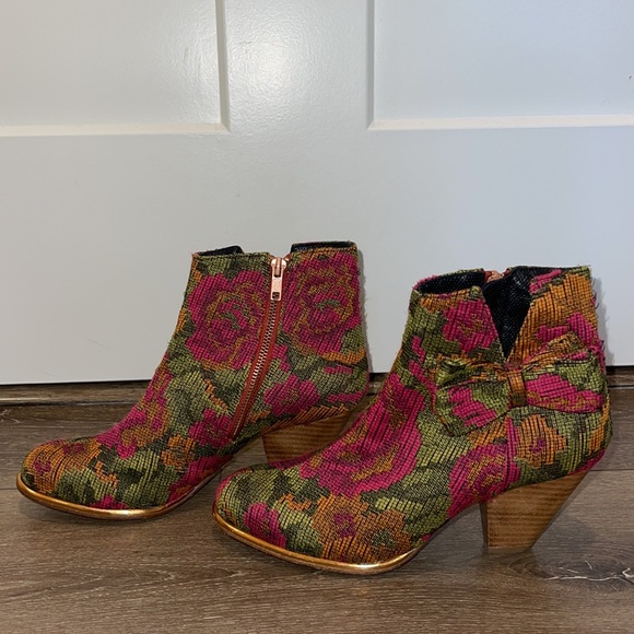Maloles, size 38.5 (8 and run small), pink and green floral - Picture 2 of 6
